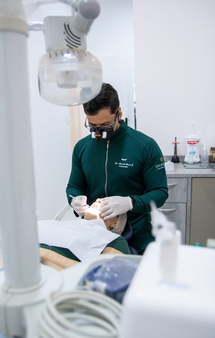 Dr. Marcelo realizando tratamento de canal com magnificação